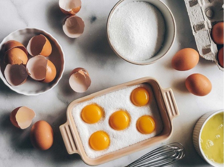 Trứng gà và muối biển