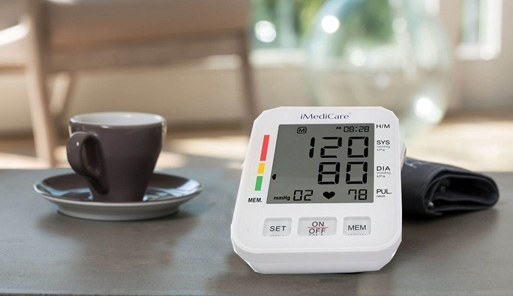 đo huyết áp ở cổ tay