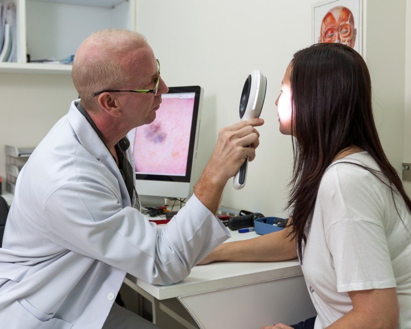 Nếu da bị cháy axit thì bạn nên tới ngay chuyên gia da liễu để được điều trị sớm