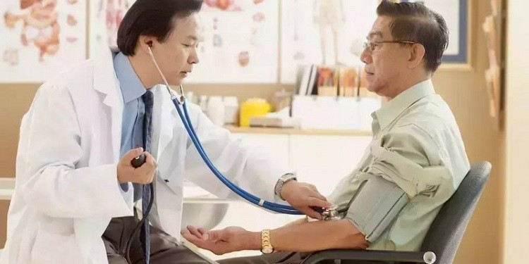 người lớn tuổi khám sức khỏe định kỳ