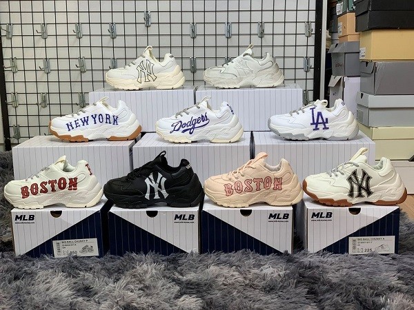 Giày Sneaker MLB là sản phẩm không thể thiếu trong bộ sưu tập của các fan hâm mộ bóng chày. Những đôi giày được thiết kế dành riêng cho giải đấu MLB sẽ giúp bạn cảm nhận sự lực lượng và đam mê của môn thể thao này. Hãy xem hình ảnh để tìm hiểu thêm về giày Sneaker MLB nhé.